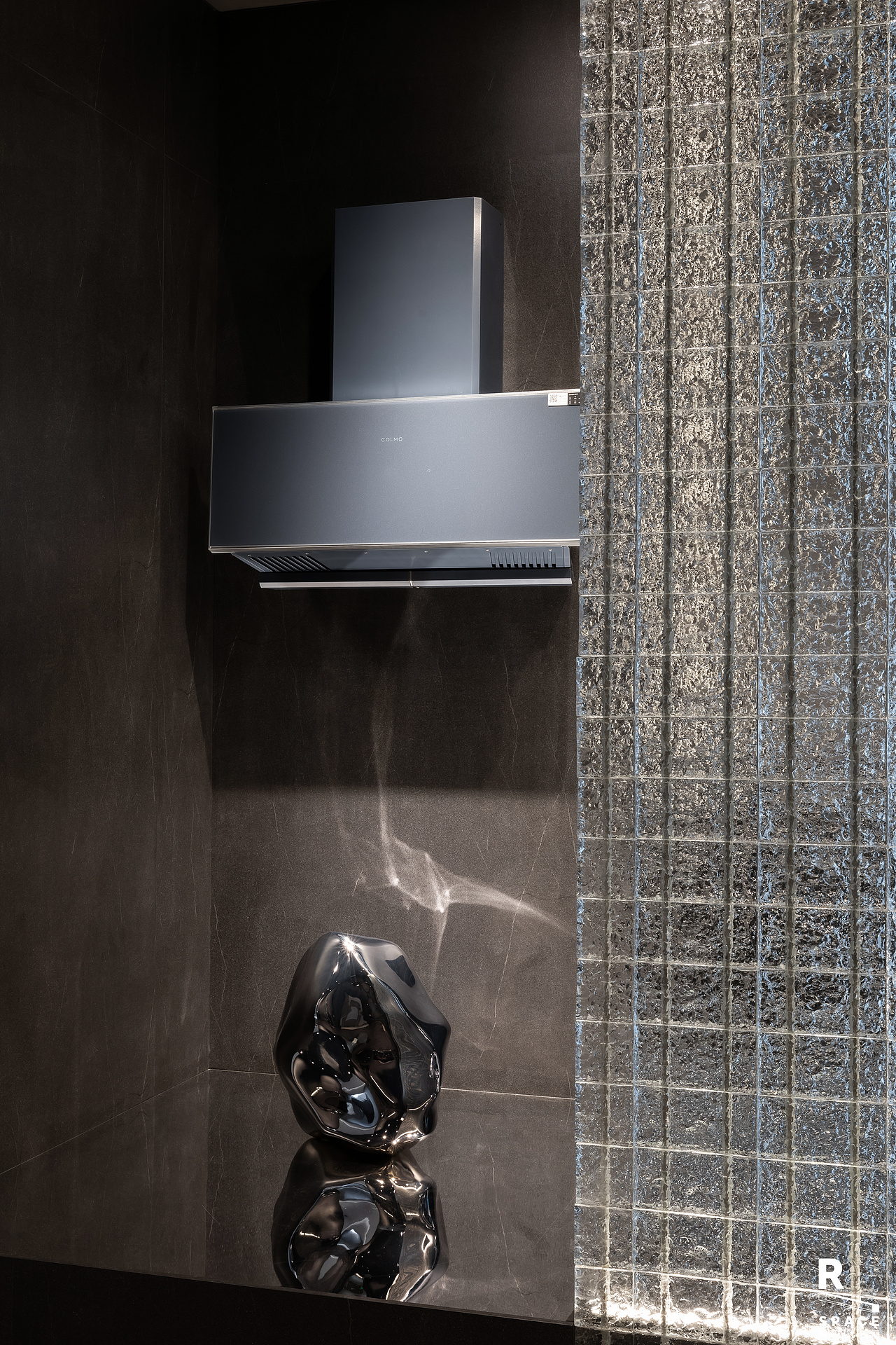 瑞德设计与COLMO一同梳理利益点，从洞察、总结到设计、创立，完善「超级体验中心」的具象呈现：在占地700-1000m²的场域中，通过明晰化的家电单品陈列、完善化的套系展示、前沿感的智能联动展演、未来主义的品牌美学呈现，以全渠道战略布局中的最高形态，精准传递「生而非凡」品牌精髓，打造代表“COLMO品牌格调”的终端展馆，向一二线城市核心地段长驱布局。