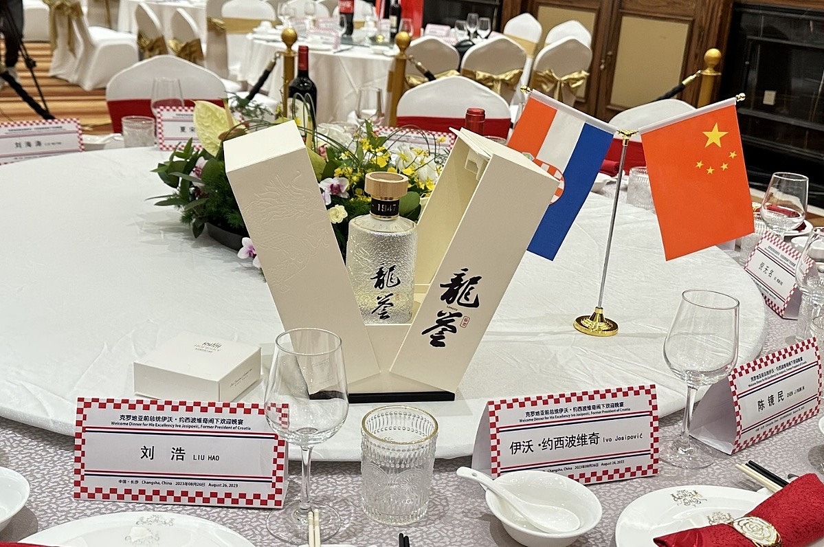 国酒新贵“龙誉酱酒” 意大利A奖（图ZMzUyMDYyMTky） - 包装 - 站酷设计师Lena王原创素材 - 站酷ZCOOL