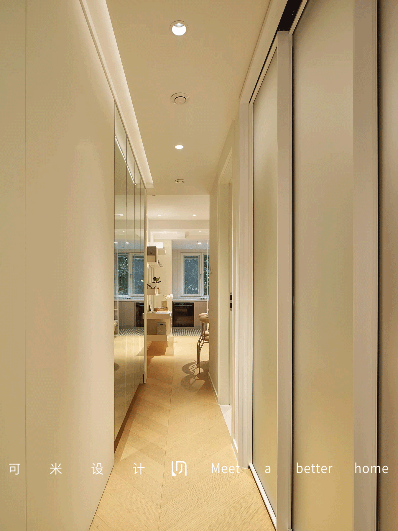 进门右手边为鞋柜,定制镜柜的形式,包含了穿衣镜的功能,不仅美观实用而且视觉上让空间更显开阔。底部做悬空处理,方便常用鞋的拿取。从走廊可进入卫生间和儿童房,儿童房定制小灯芯玻璃移门,开门不占空间,保证空间的利用率;光顺着凹凸竖纹有规律的折射,营造出一种透光不透色的朦胧美感,同时还能缓解小空间的压抑感,在视觉上看起来更加敞亮。