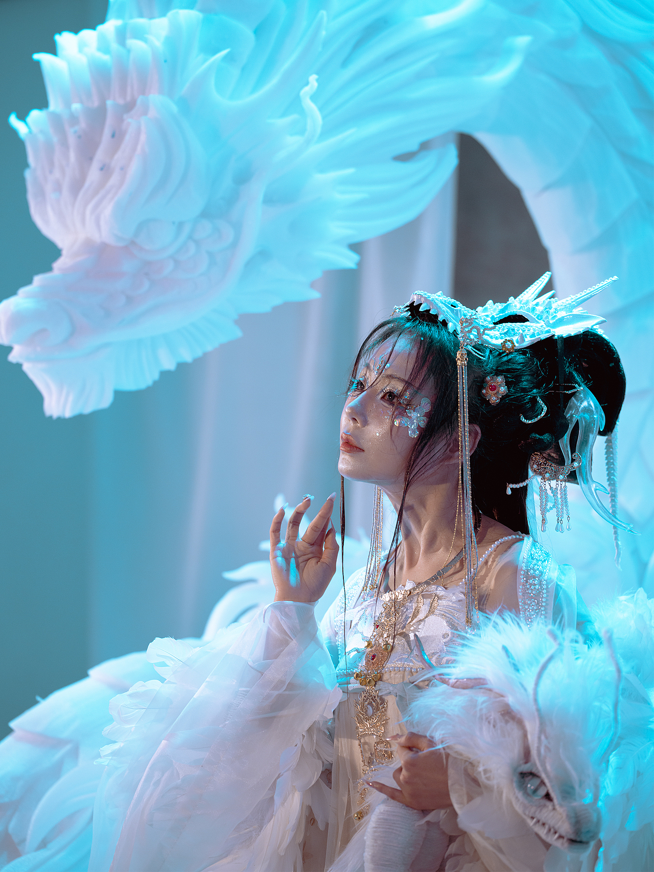 拍条古风人像与龙，新年快乐