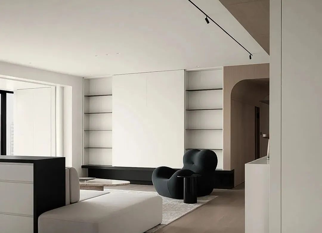 入户区域 | “热情”交错
步入室内,入户处格栅弧面的嵌入,于墙体与悬浮柜之间进行穿插,解构,重组,丰富层次,增强入户仪式感。