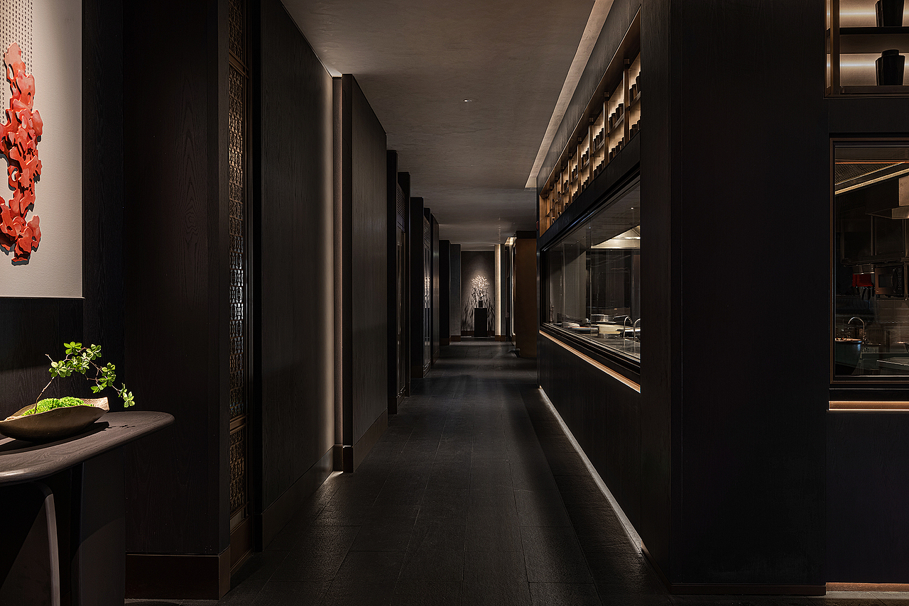 必将飨之
<br>“飨”有着宴请，招待的含义，在稳重色系背景下，设计团队通过色彩来强调空间明暗对比，红绿映衬，形成了有力的视觉冲击，赋予空间无限活力。浓烈的色彩沉醉在黑色的温柔乡里，交织穿梭，如梦如幻。