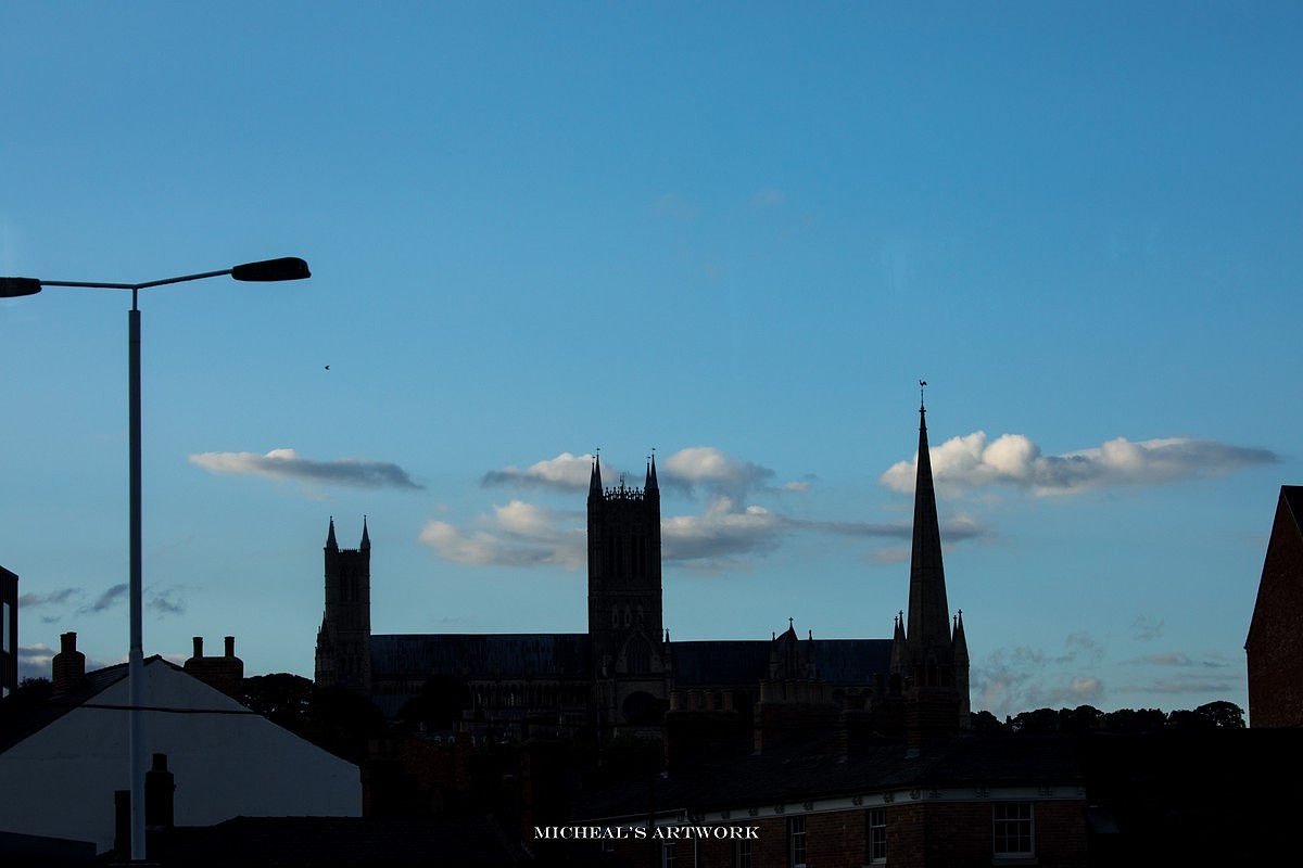 或者角度观看林肯座堂hhh~~之前旅行完便匆匆赶回来过年,琐事众多,完全在抽空的情况下完成了这篇比较短途的游记,也是打算最好的情况可以在元宵节过后的这一个周一就开始更新,当然了很快又要出门- -+还真是疫情之后行程被安排的满满当当……疲惫之余也是欣慰自己还有这个精力和状态可以保持,但愿一切顺利才是。所以这就是英国的林肯郡中宏伟的林肯教堂,在英国大教堂中无论如何也能挤进前十,勇争前五的实力。最近有些朋友发给我一些短视频,介绍各种教堂,用的别人的视频,配文极端拙略甚至错误漏洞百出……然而流量却很高0 0+我是真的不太懂……他们催我出一个纠错视频……Orz实在没有时间……快要忙死了……但是看着一堆错误的东西得到很多人的夸赞还是心里尴尬……希望之后有空可以搞一下,毕竟不希望错误的信息铺天盖地……自媒体这个东西真的是不少毫无良知道德之人的最佳媒介 ——Anwyay,这次就是这样,感谢看完,元宵节快乐吧,下次见~