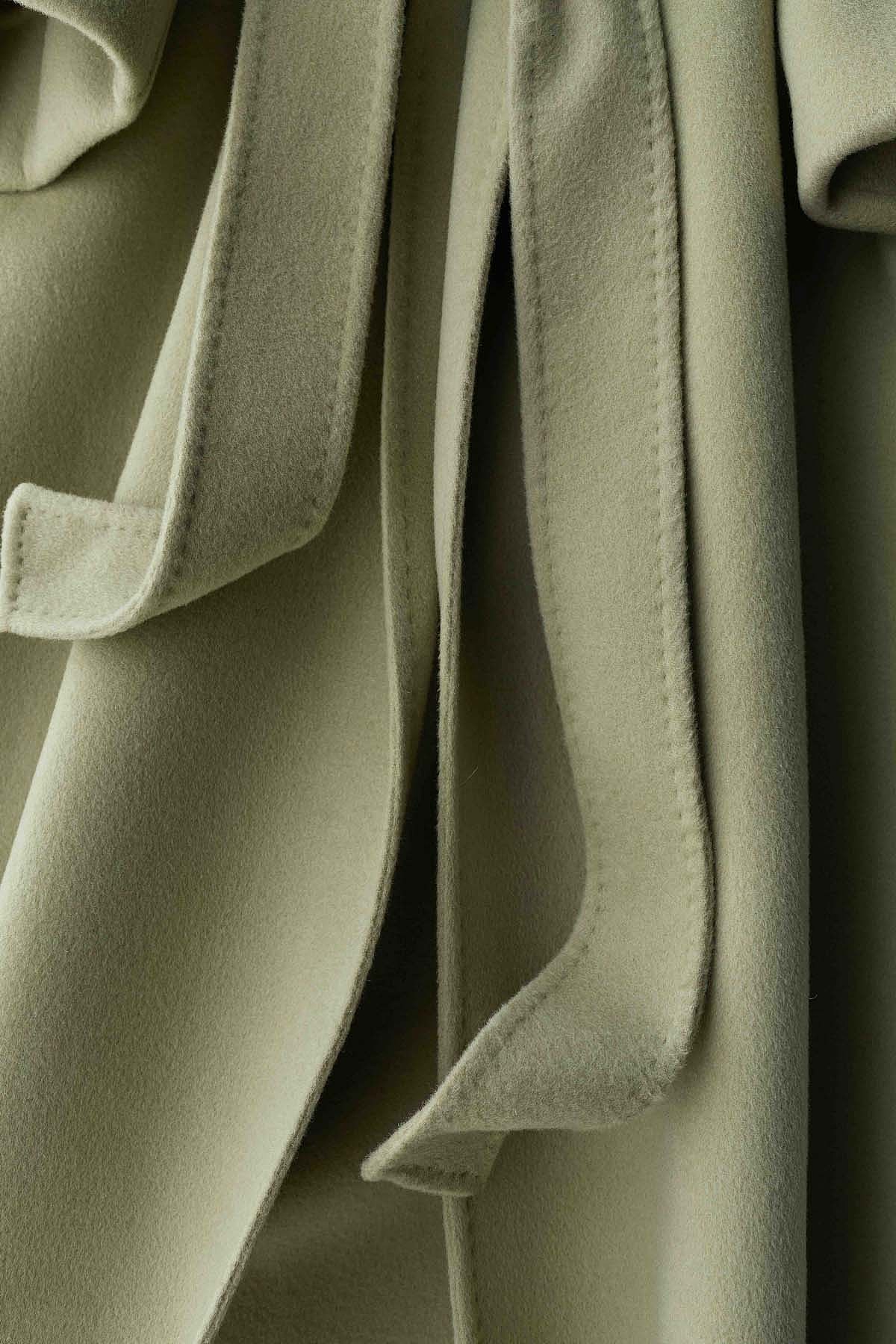 女装妮子大衣平铺挂拍 飘逸风格拍摄 服装拍照片