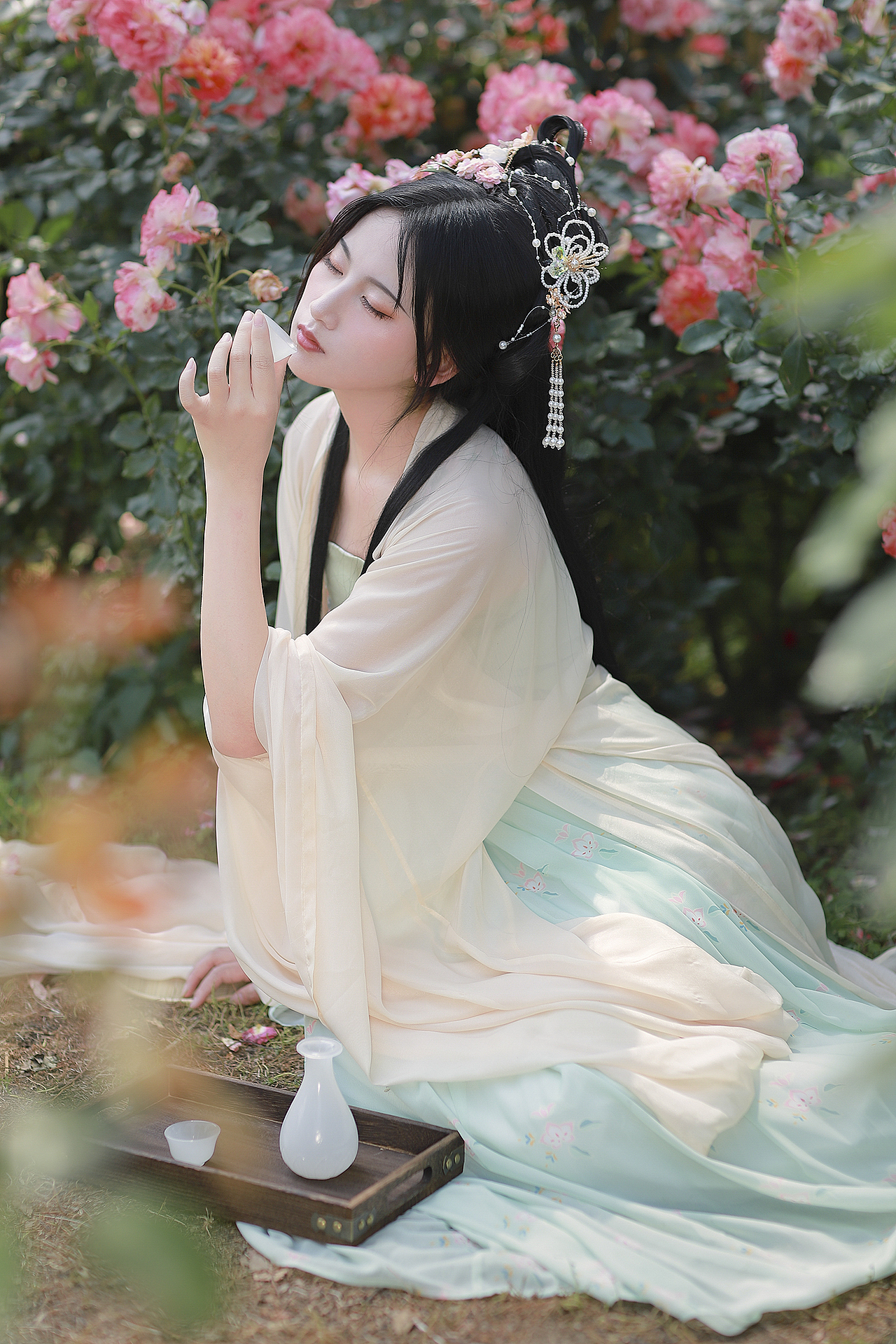 玫瑰汉服写真｜春来卉 堪爱独玫瑰（图ZMzAxMDEwOTM2） - 人像摄影 - 站酷设计师成都摄影安静原创素材 - 站酷ZCOOL