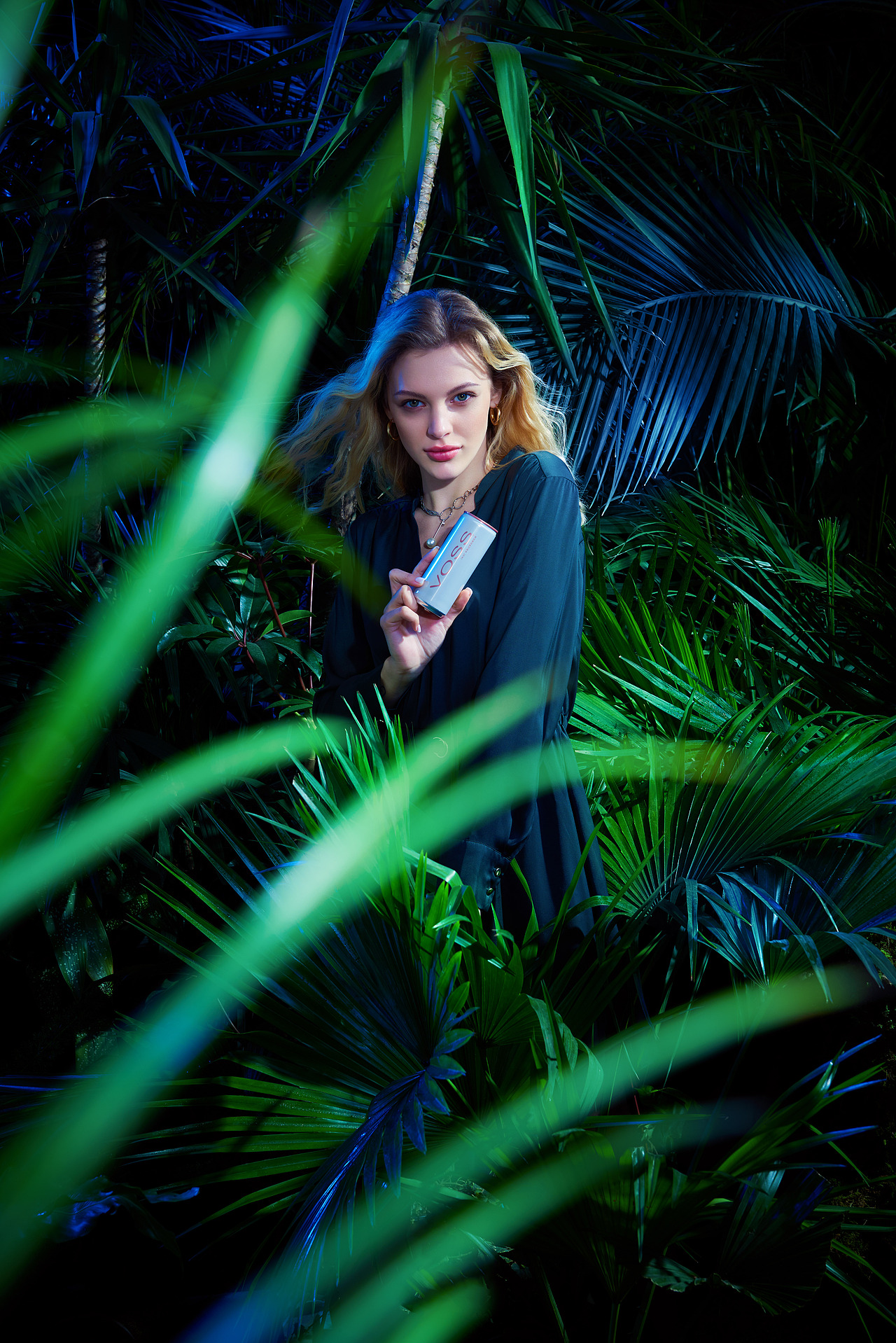 商业摄影｜voss饮品kv｜广告人像拍摄（图ZMzI3MjUwOTA0） - 产品摄影 - 站酷设计师成都元创未来原创素材 - 站酷ZCOOL