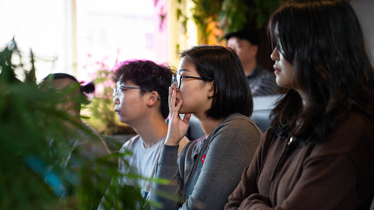 和大家聊完自己的创业故事和心路历程<br>水之说<br>他能有今天的成就<br>都是学校给了他坚实的基础和无限的可能<br>他对学校充满了感恩和敬意<br>希望能够和学校搞好合作<br>共同为学院的人才发展做出贡献<br>希望他们能够超过自己