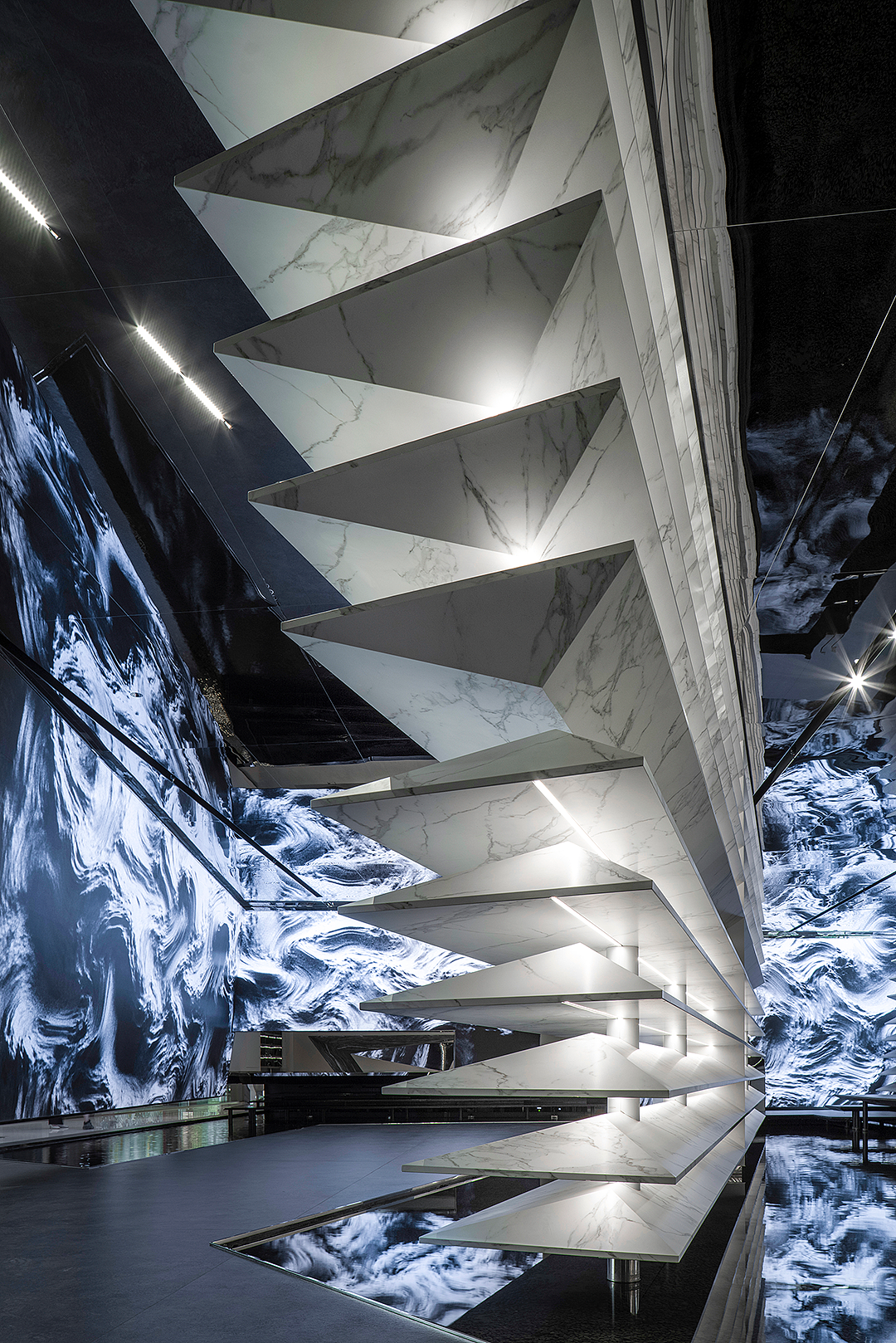 漫游在该场域,感受到的不仅是精致的产品,精湛的工艺,还能想象到德赛斯岩板在空间定制运用的无限可能,以及在生活中实践探索人文、艺术、美学等形态上的无限可能。一个完整的场域,与自然、人文、科技相融合,在开放与开怀中,开启心游万仞的能量之旅。