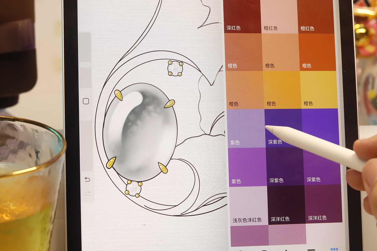 【粉丝欧泊定制】素面翡翠环抱在银杏叶中,秋日印象