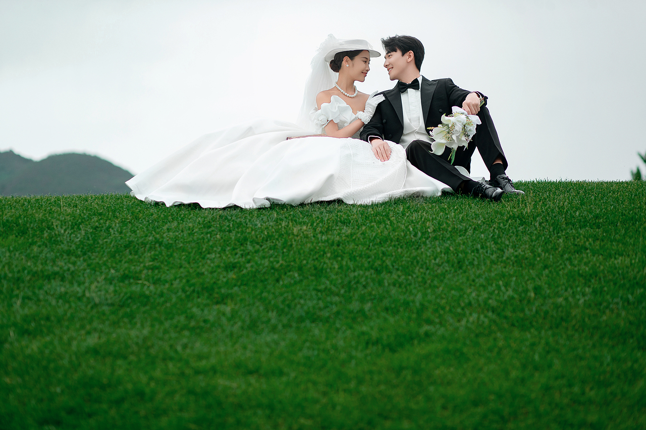 幸亏听劝😍把草坪婚纱照拍成了电影风感觉!!
