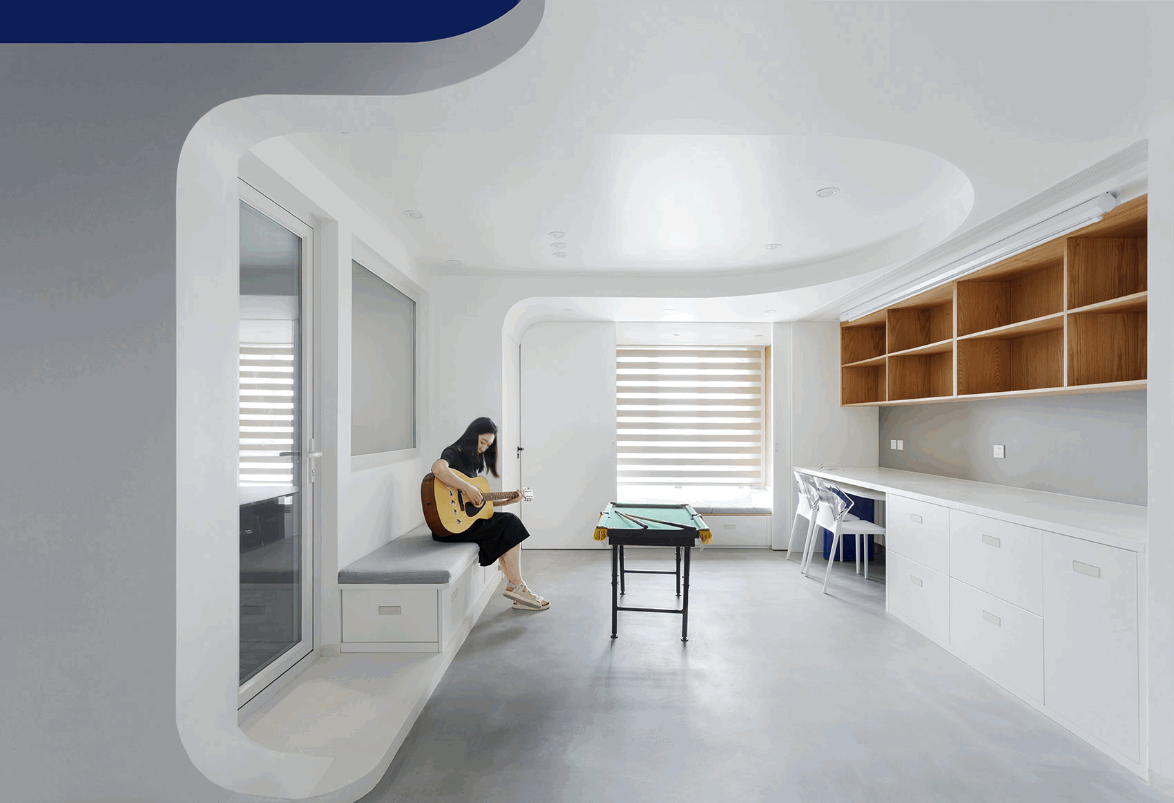 实景临摹 / 蓝境,克莱因蓝下的流线型音乐之家