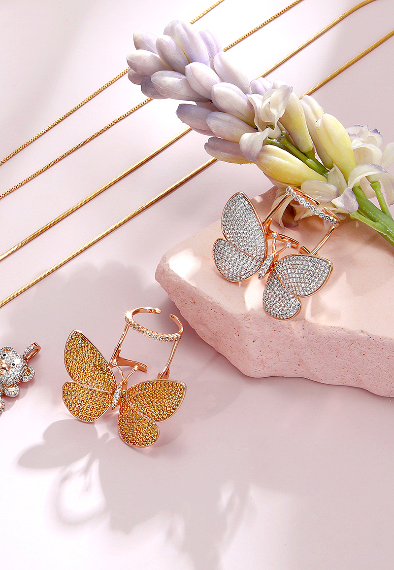 电商首饰拍摄 粉色底 小雏菊 耳钉蝴蝶胸针 项链 花朵