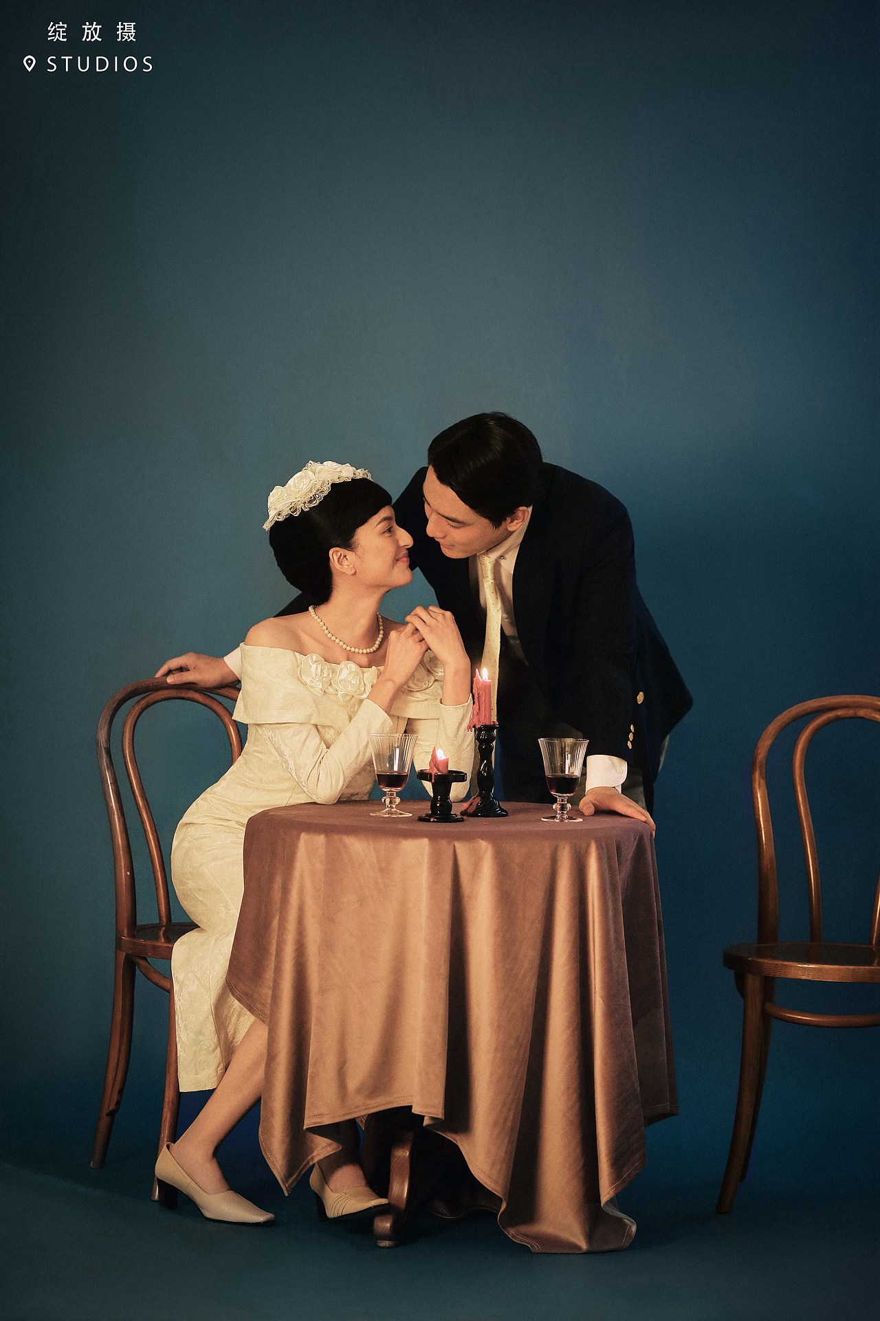 用复古婚纱护照回溯一场爱情罗曼蒂克