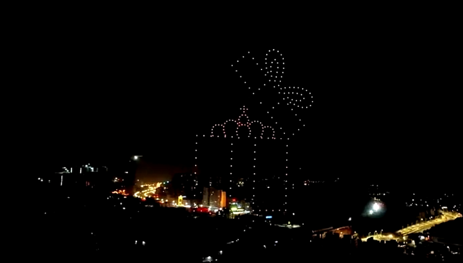 18岁的生日礼物无人机表演祝福灯光秀