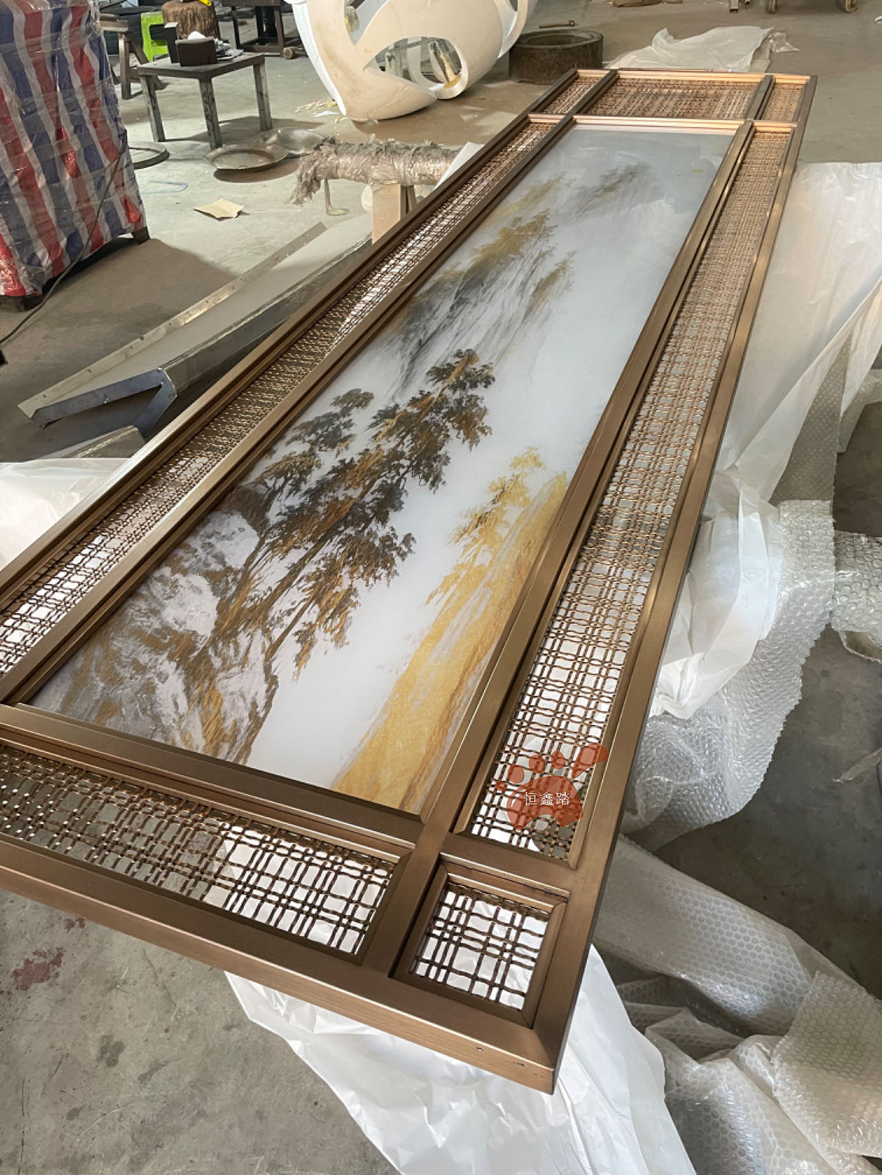 别墅客厅风水不锈钢屏风 山水玻璃画玄关