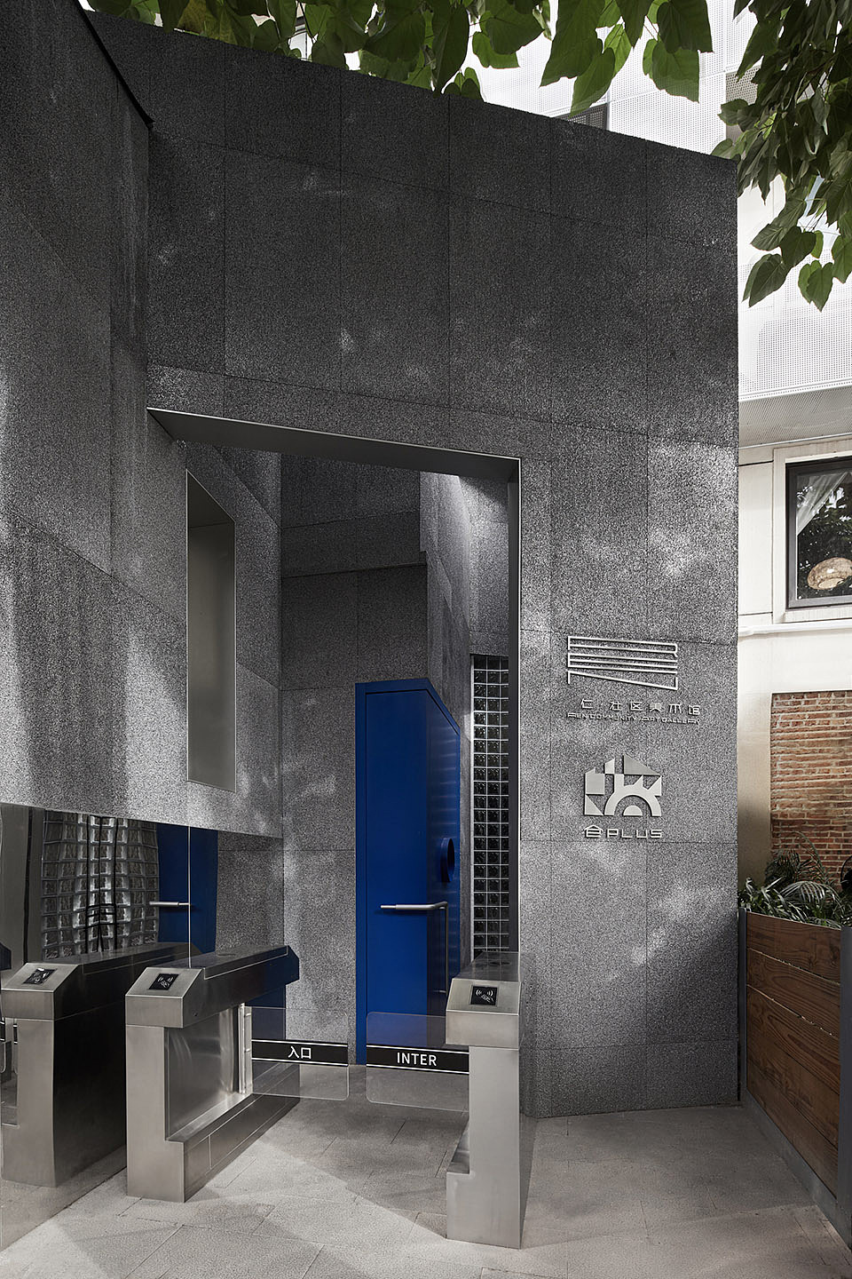 原先是一个猫饼屋,因为外立面是黑色,人们通称“小黑屋”,面积大概只有60平方米的小房子,业主希望把它改造成一个社区美术馆,这也许是中国最小的美术馆之一。
<br>▼立面仰视