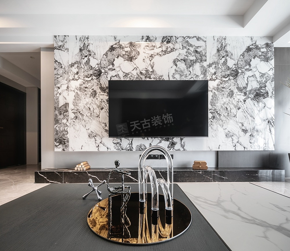 客厅:摒弃传统墙体,把景观阳台的滑门拆除,让客厅空间更大气,将落地窗带进客厅,最大程度的展现该项目的瞰江优势。进,可享一城繁华、一江美景;退,亦有宁静空间、静谧生活,满足人们对美好生活的向往。深色背景墙的沉稳,与黑色皮质沙发的质感,流露出轻奢低调的气质。沙发后面的护墙板简洁大气,与木饰面拉槽相结合,穿插着线性灯带的光源。