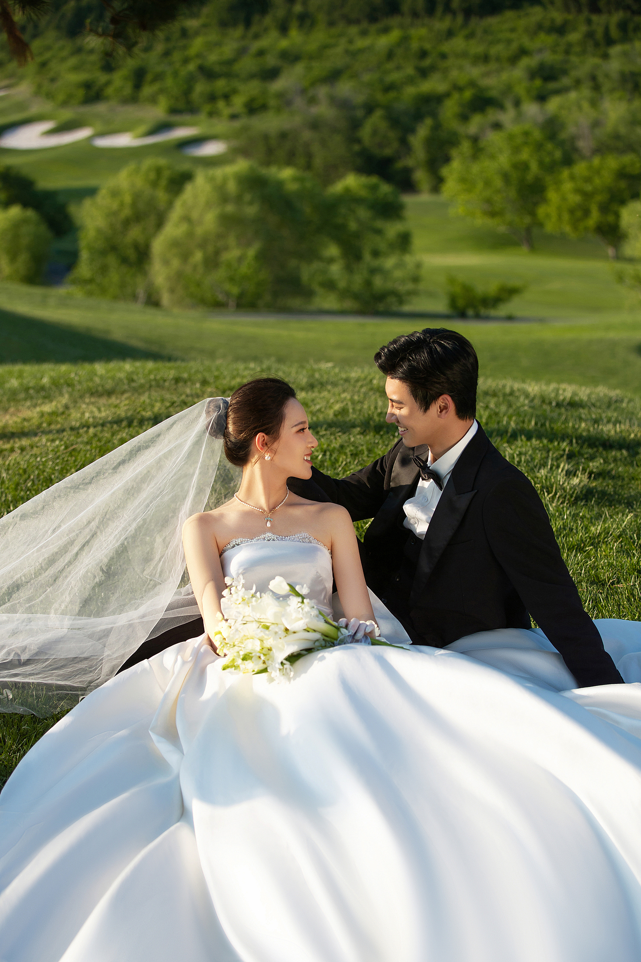 一眼钟情的草坪婚纱照,夕阳的氛围感太赞了