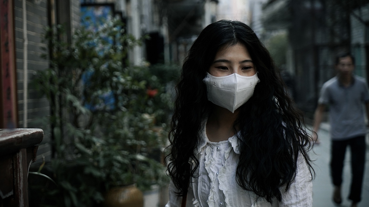 夏日阳光照射下的深井古村