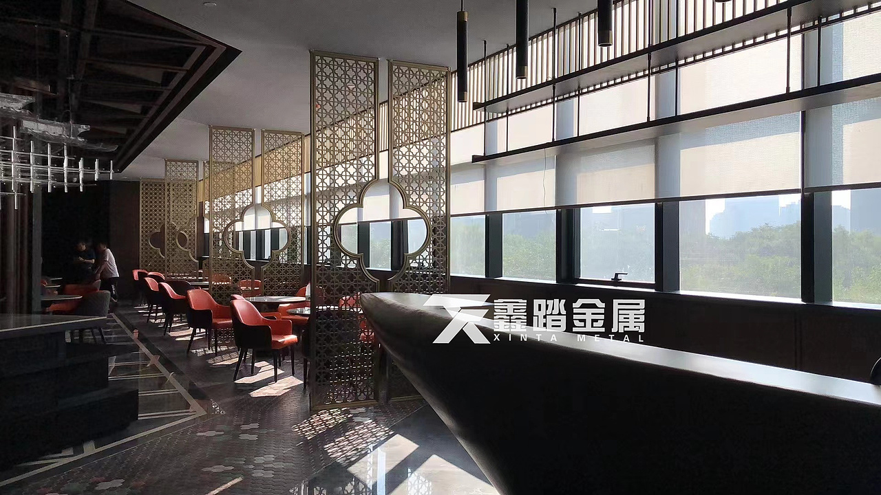 精雕铝艺镂空钛金屏风 酒店客厅铝板雕刻镂空梅花隔断