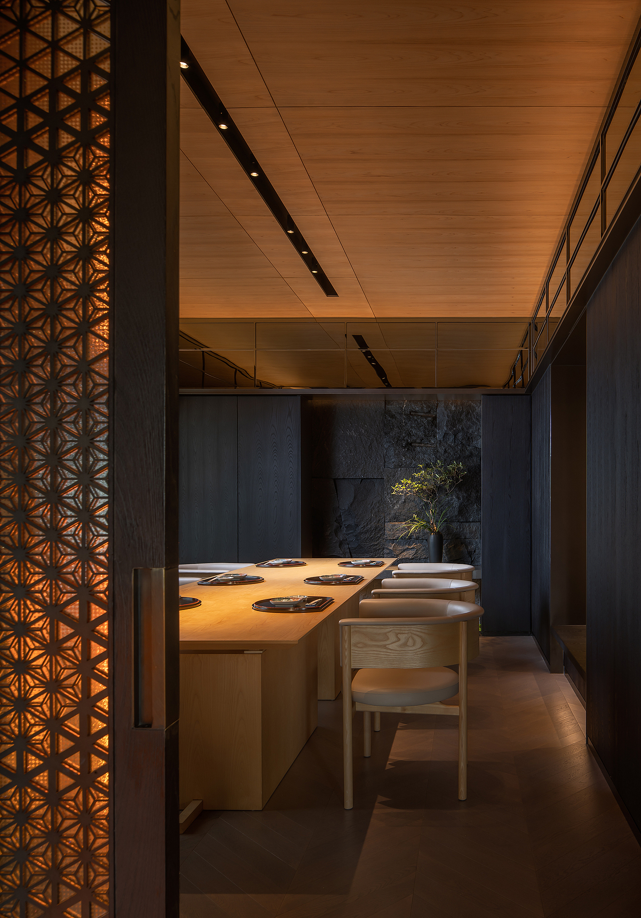 若细心体察,就连每一扇隔挡的窗棱,都有松与枫的镂空雕花,影影绰绰;角落中的草木花道,与墙面的圆月造型,造就疏朗气质。