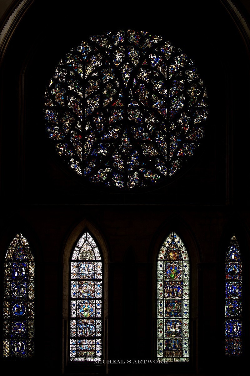 回到建筑上来,林肯教堂拥有两个玫瑰窗,这在中世纪建筑中较为少见,分别位于其北侧主入口上方,与南侧高墙之上。北侧称为“院长之眼”是比较传统模式的玫瑰窗,也是最为原始的教堂建筑部件。南侧的被称为“主教之眼”是一种曲线窗饰,可能是在14世纪中叶重建的部分,是中世纪保留的最大的此类窗饰之一。这样的玫瑰窗没有中心图案,创作空间更为宽松,只不过创作的画面会略小于普通的彩窗,各有利弊吧。在一个教堂中能看到两个风格不同的玫瑰窗,可谓很有趣味了。