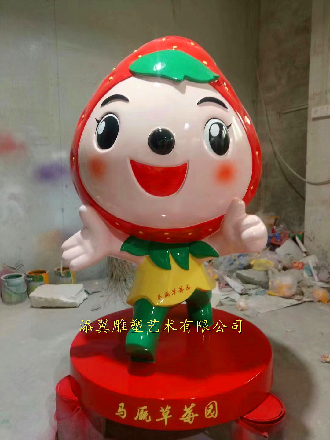 鲜红艳丽的玻璃钢草莓卡通雕塑开启农业‘莓’丽新园貌