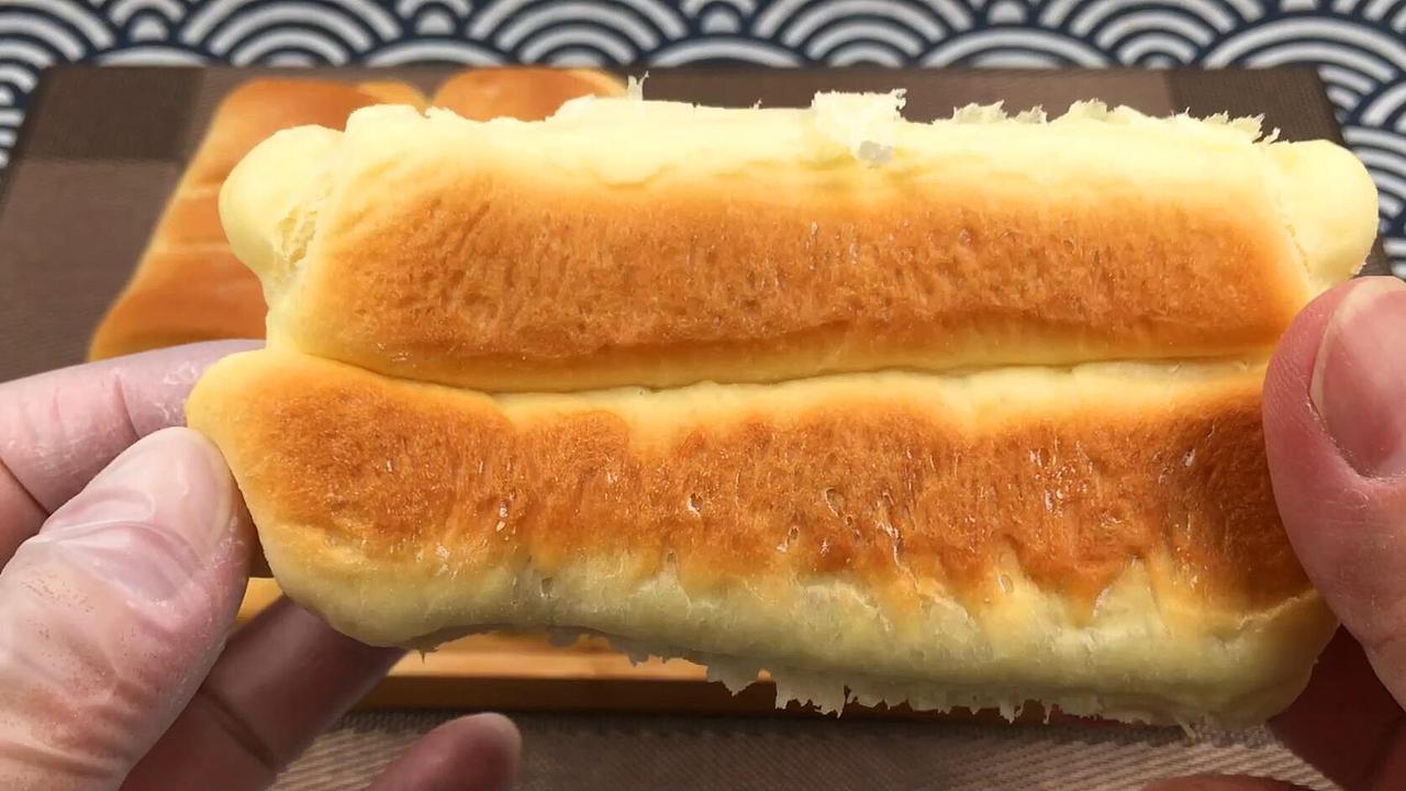 超松软牛奶面包,拉丝香甜,又香又软,好吃到爆。