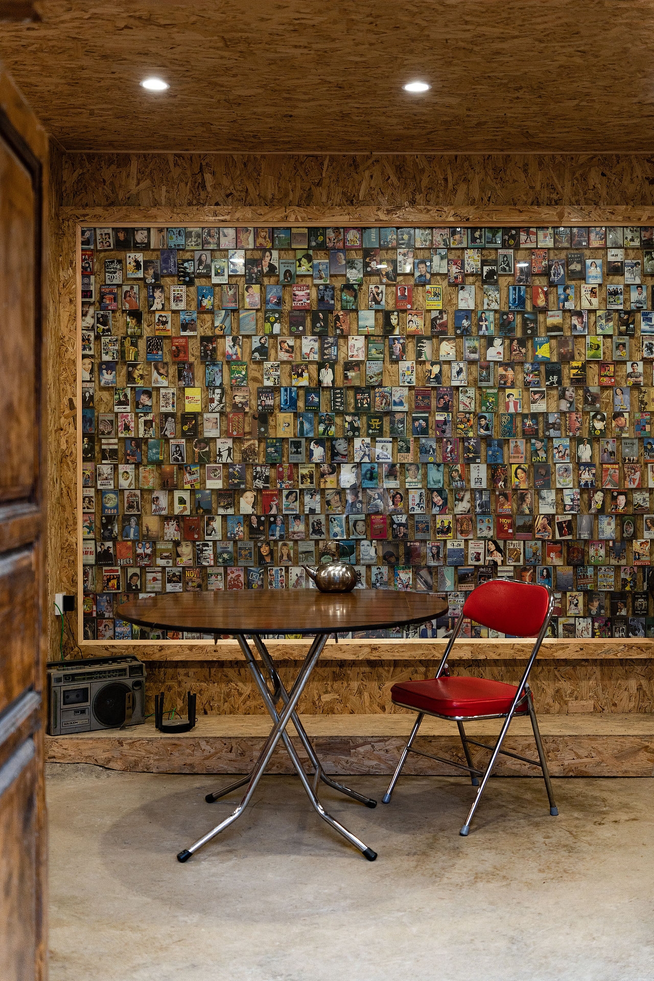 去时发现好多店铺、民宿门口贴上了红头文件 写着需要危房改造 类似的墙面材料看上去是有点脆皮