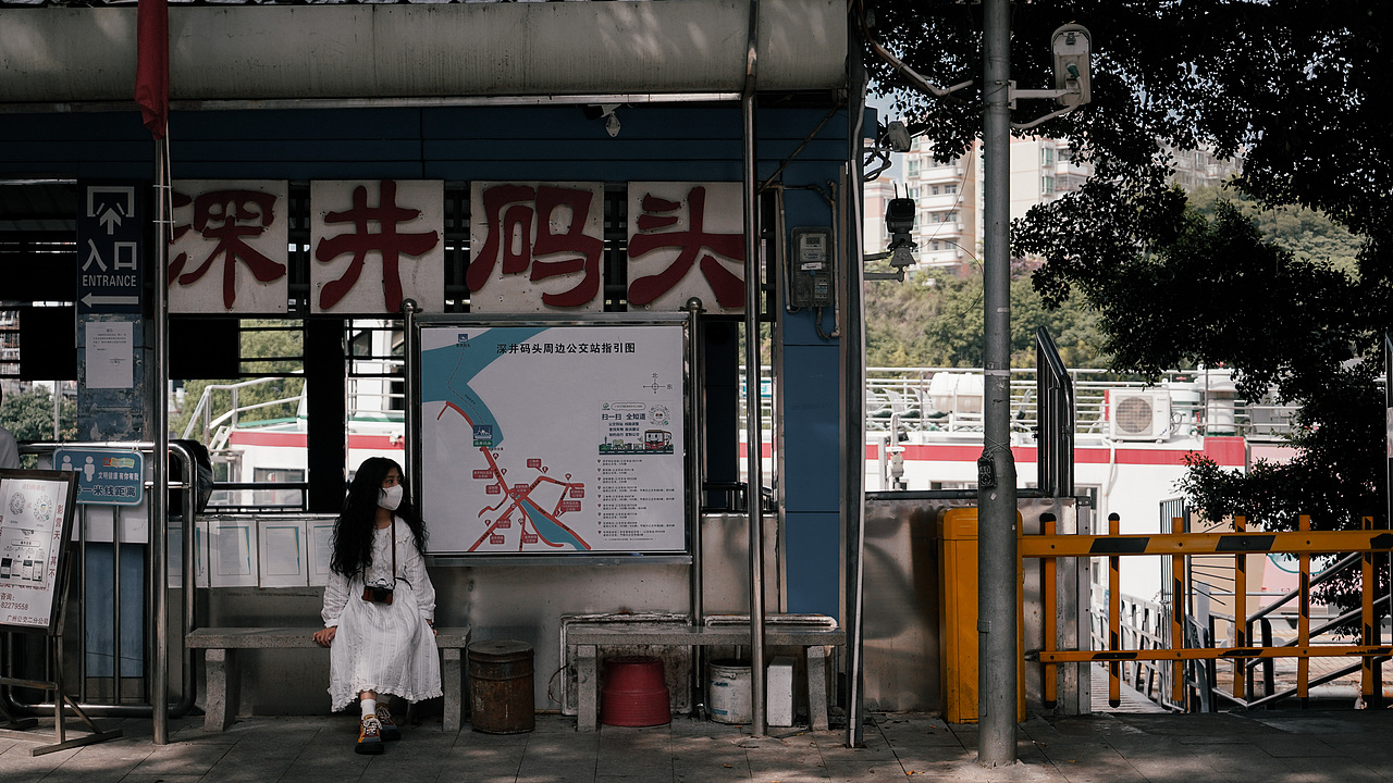夏日阳光照射下的深井古村