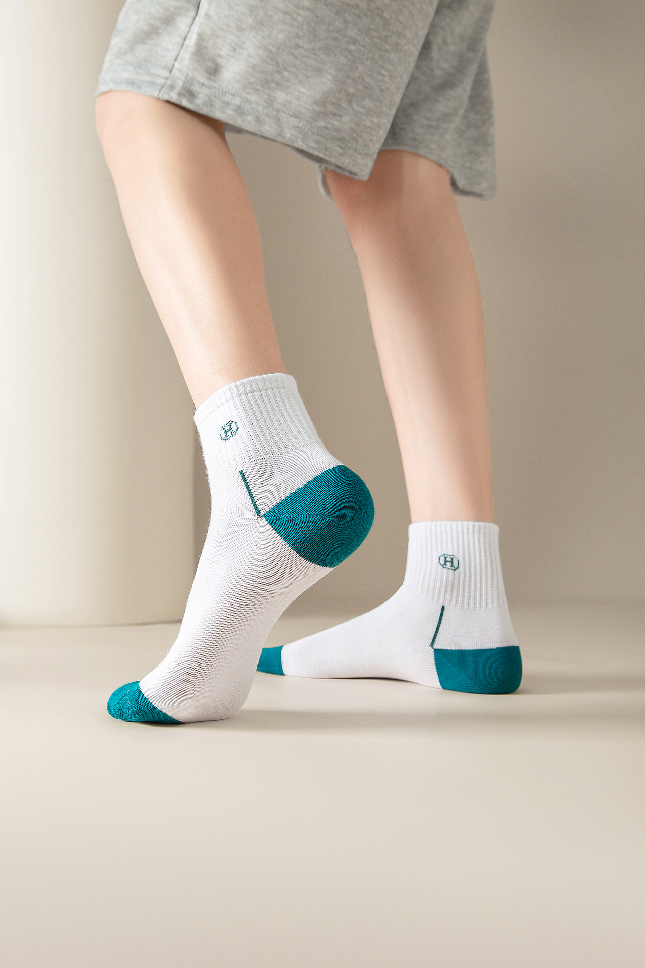 男袜修图|袜子模特修图|产品后期修图（图ZMzQwOTAwNjQw） - 修图/后期 - 站酷设计师大大的脑袋123456原创素材 - 站酷ZCOOL