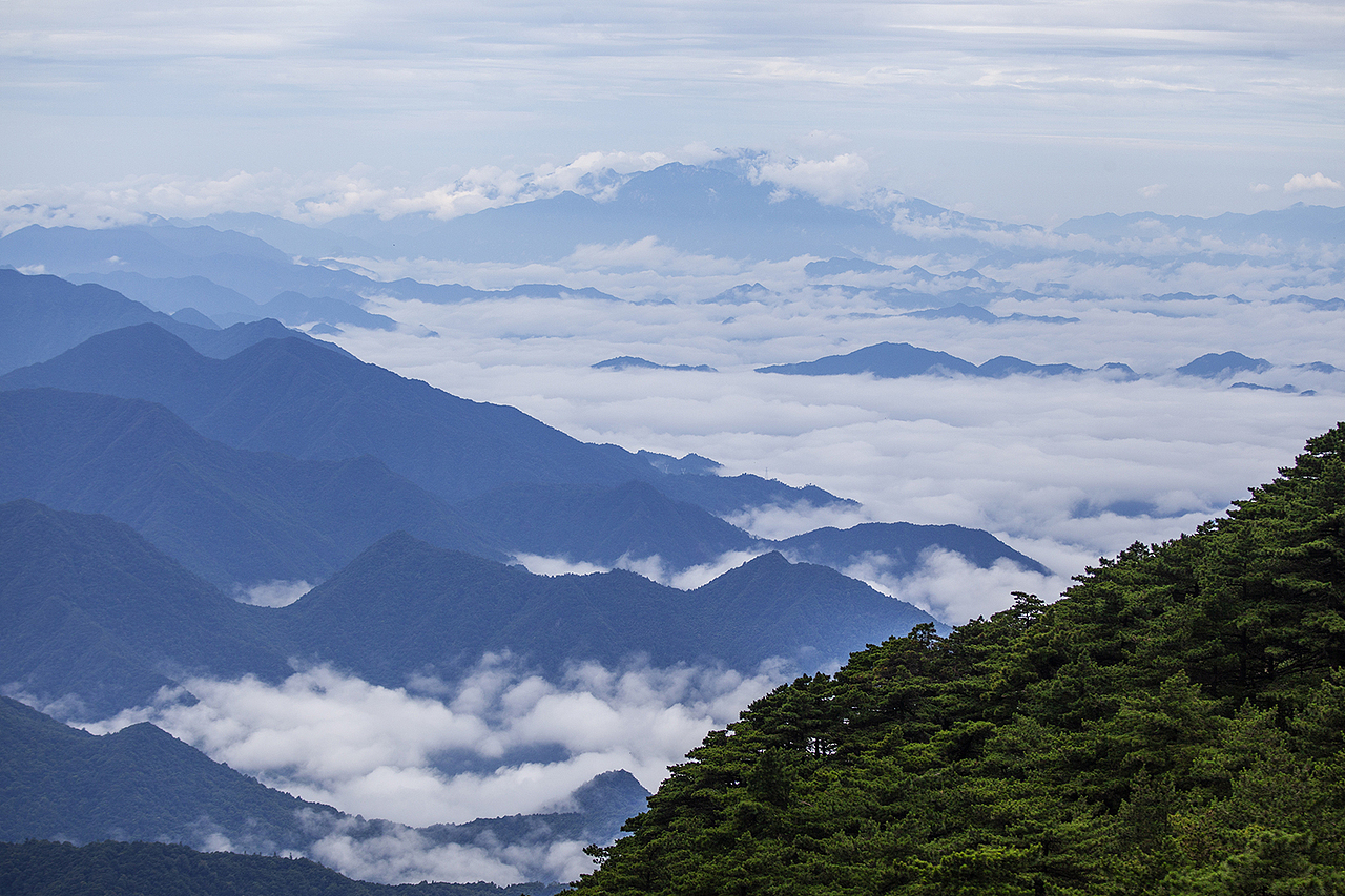 黄山光明顶远眺云海