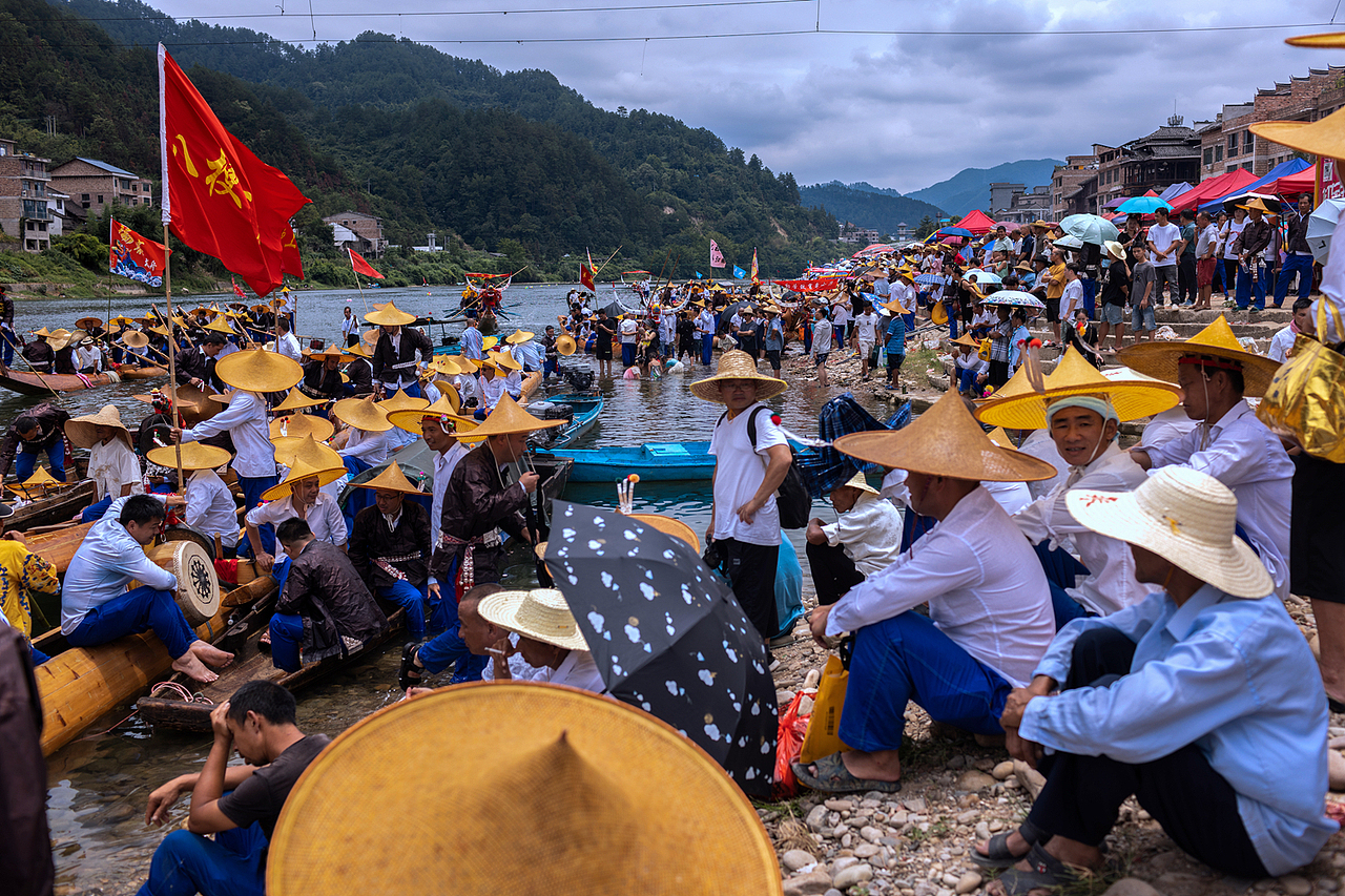 清水江畔独木龙舟