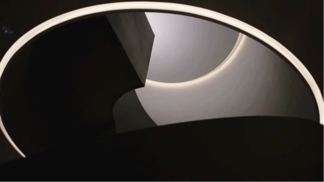 东方美学中,设计讲求和而不同。拾久餐厅的清水混凝土外立面,内敛淡然,灯光的运用下,建筑的形态肌理显现,浑然散发先锋设计的高级气场。