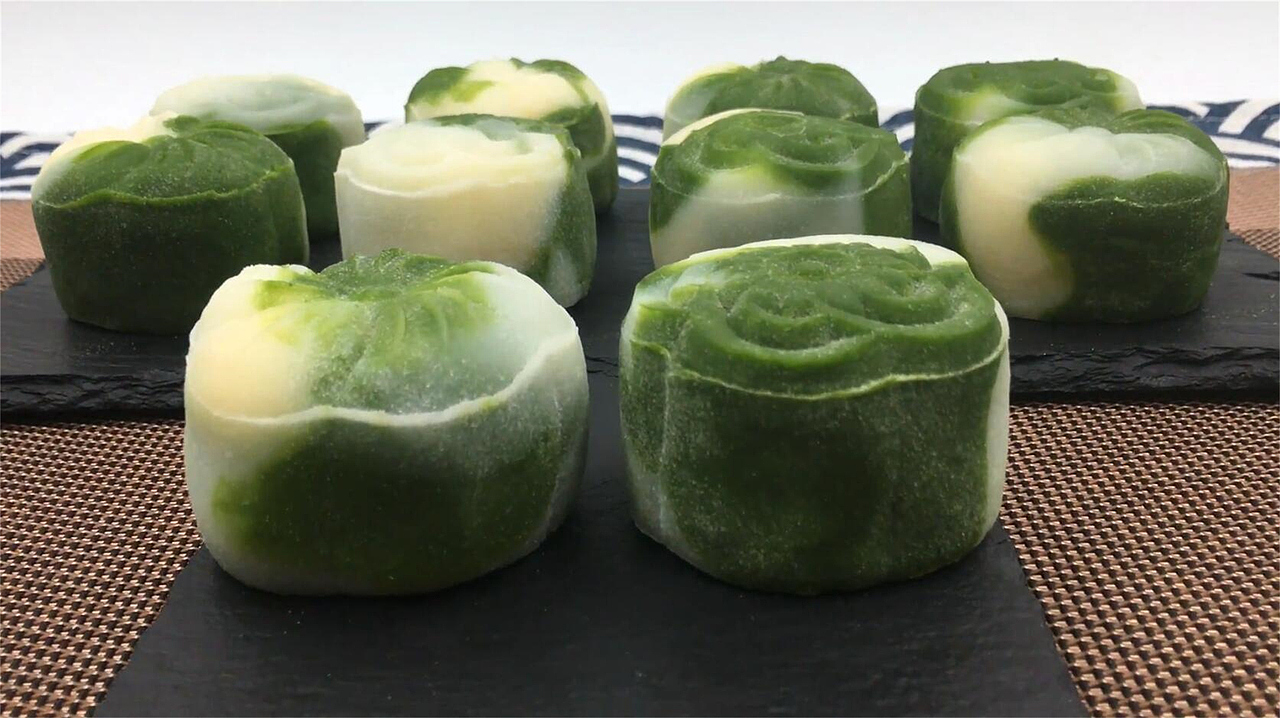 抹茶奶黄冰皮月饼,独特抹茶香气和奶黄甜美味道。