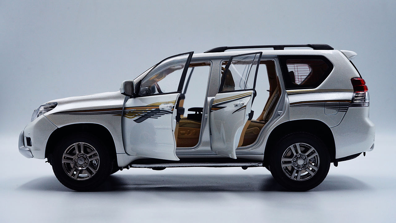 丰田普拉多VX 1:18