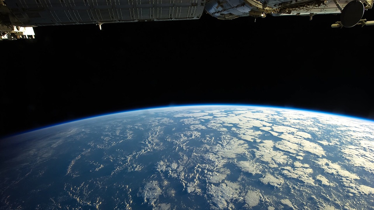 太空俯瞰地球5k动态壁纸