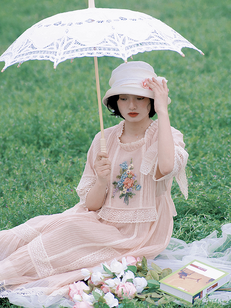 粉色丝带绣蕾丝拼接连衣裙（图ZMzQzNTQ2MjEy） - 休闲/流行服饰 - 站酷设计师婚纱设计师兰奕原创素材 - 站酷ZCOOL