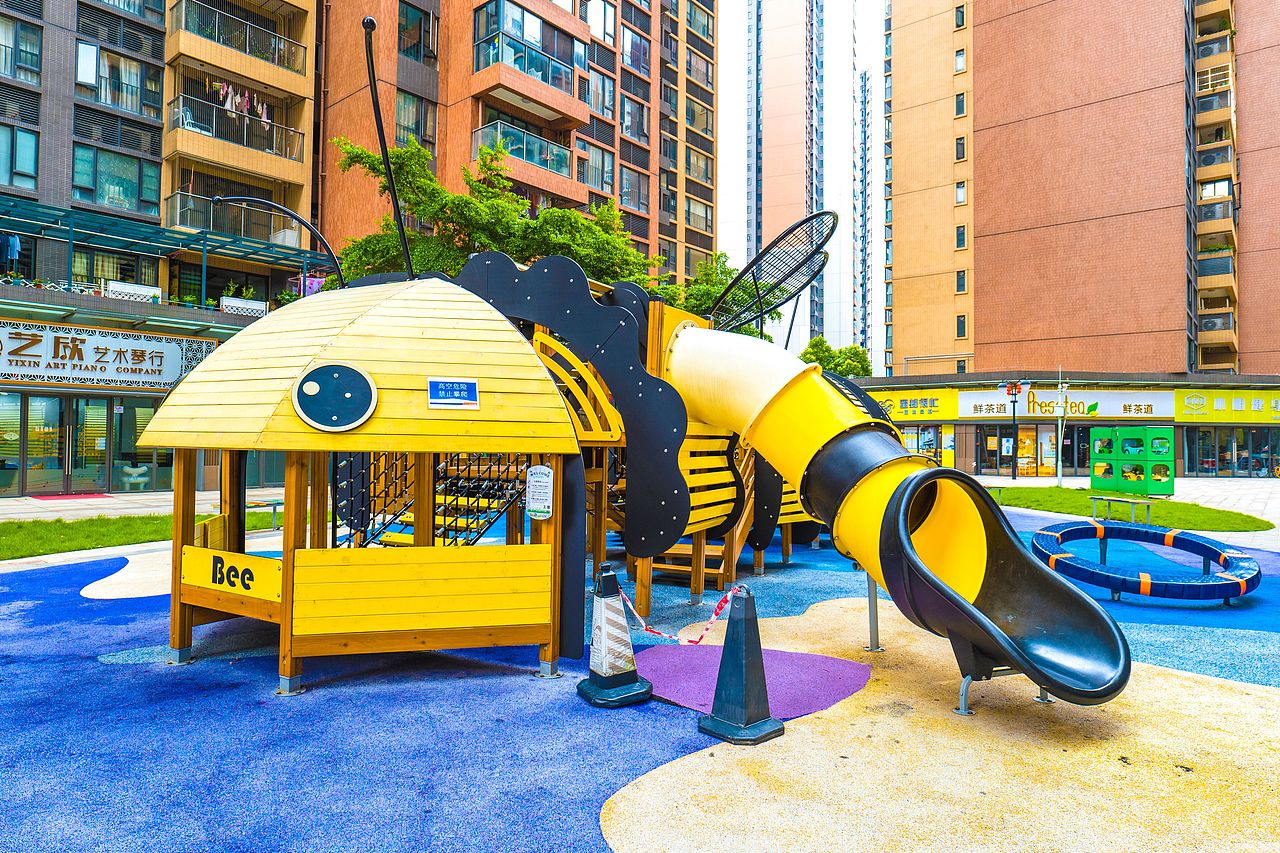 小区楼下的游乐设备,快乐可亲的“小蜜蜂”