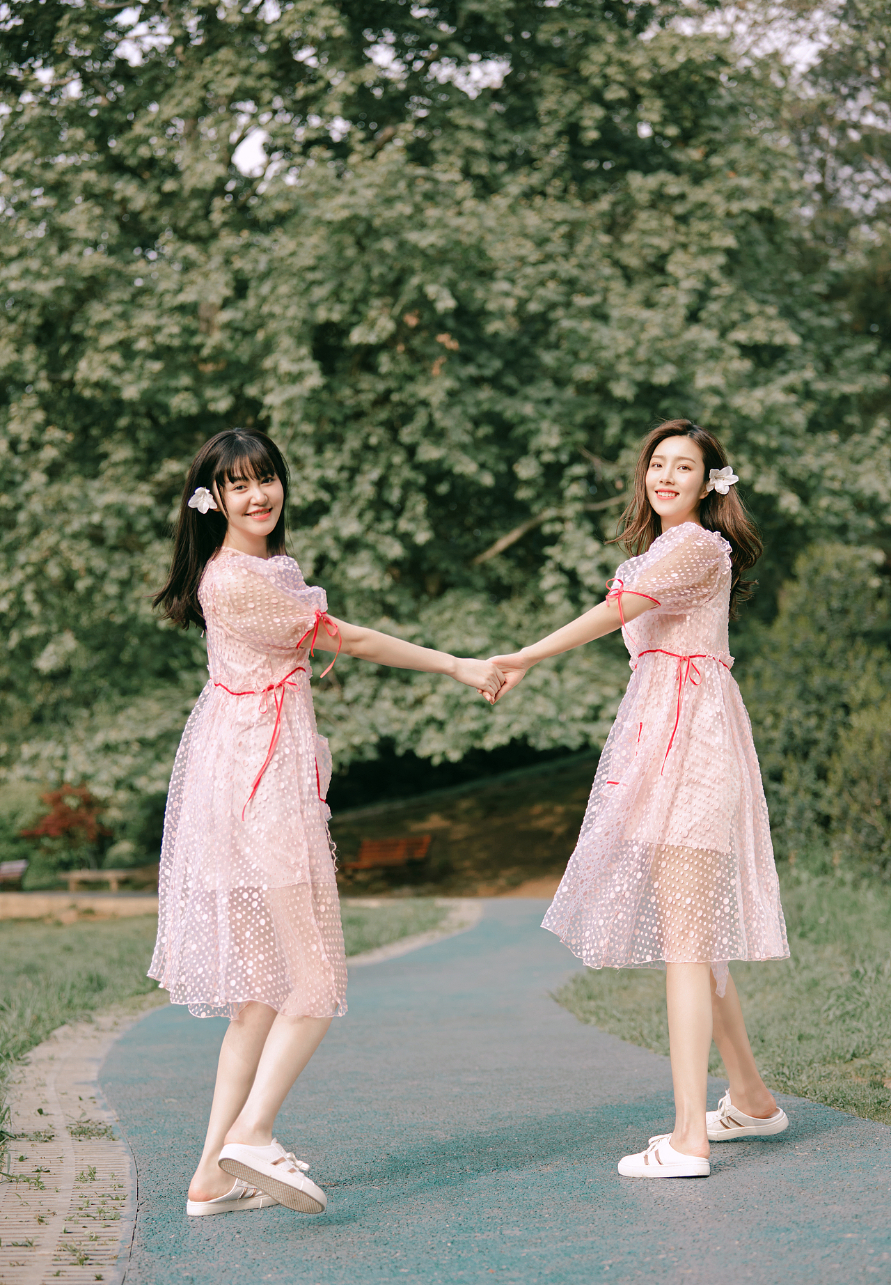 外景闺蜜写真分享，情同姐妹的纯洁闺蜜情（图ZMzA5MDc4MDA4） - 时尚/艺术摄影 - 站酷设计师遇见YUJIAN原创素材 - 站酷ZCOOL