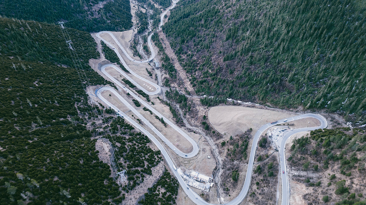 去理塘的时候,这段在夜路开 当时行车条件很差,雨水 大雪 大雾 冰雹