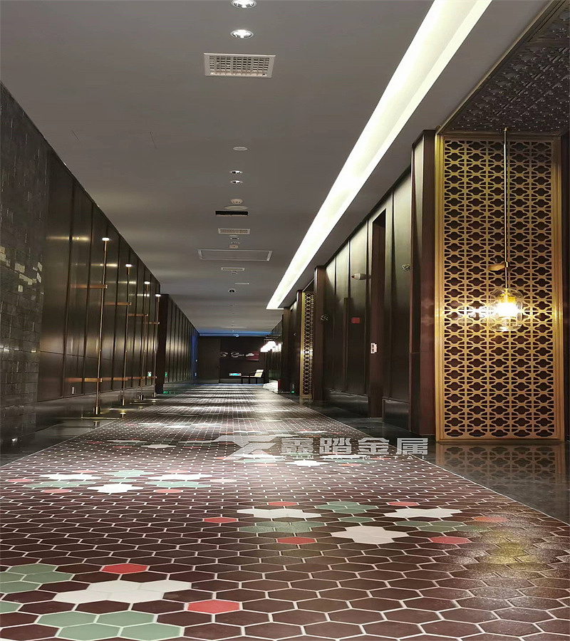 精雕铝艺镂空钛金屏风 酒店客厅铝板雕刻镂空梅花隔断