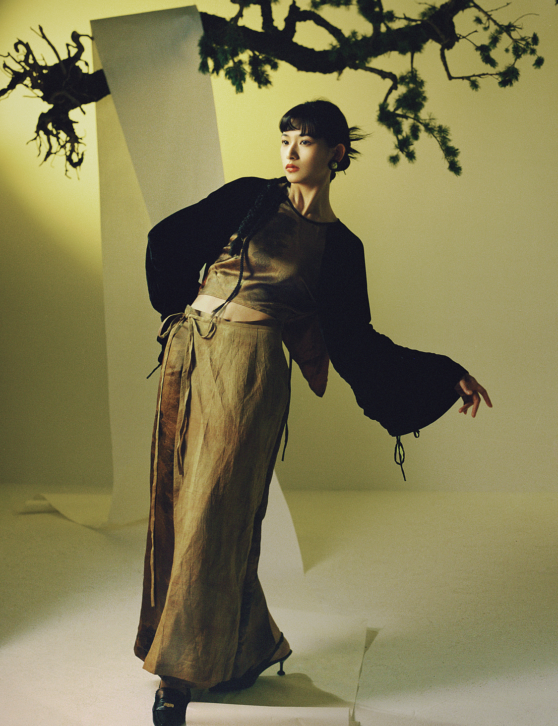 起舞弄清影,何似在人间。