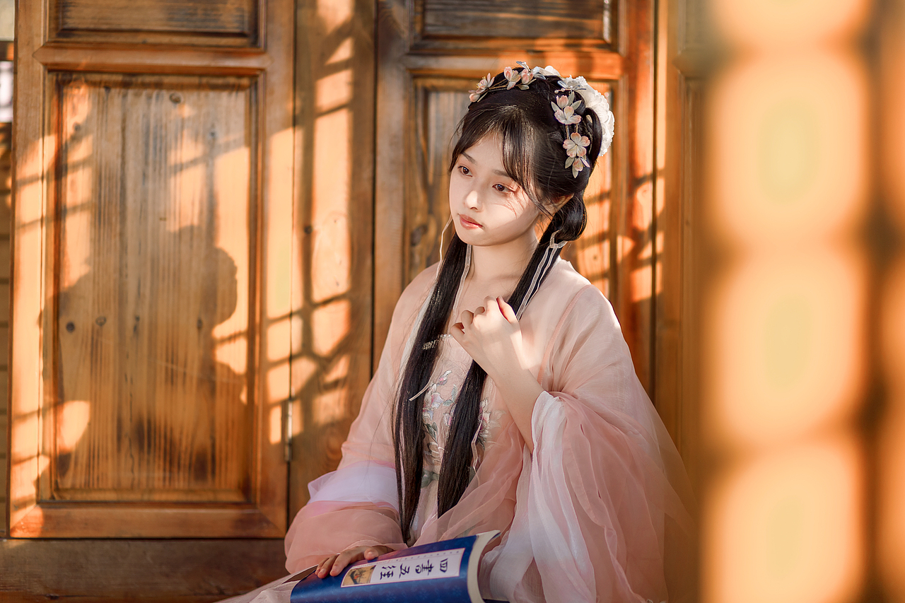 袅娜少女羞,岁月无忧愁