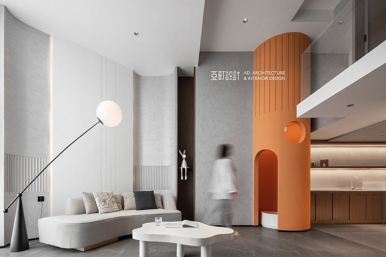 墙面隐藏的灯带让空间更加立体,蜿蜒的门洞打破了传统居所循规蹈矩的布局,使得小空间也变得富有探索感。