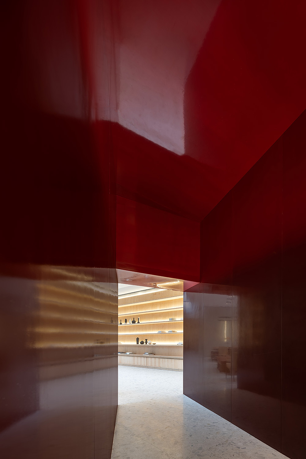 跨越量体的楼梯结构,以石灰白和雕塑般切割线展示艺术质地,浓厚的白缓缓相接交叠,模糊笔触秩序而显得写意。天井下抽空时间感的白、量体间衔着影子的白,各具性格、超越理性计算,它们在画中辽阔无声,令情绪得以喘息。二楼艺文学堂则以暖白填满角隅静谧,在穿越撼动各样情绪的色域、离开画作之前,以一段中性空间沉淀统合饱满的感受。
<br>当光从穹顶进入室内,天井内雕塑仰望苍穹骨感修长之美,具有哲思的蕴含,隐藏着深刻和永恒的精神,体现人类对未知力量探寻的原始动力。