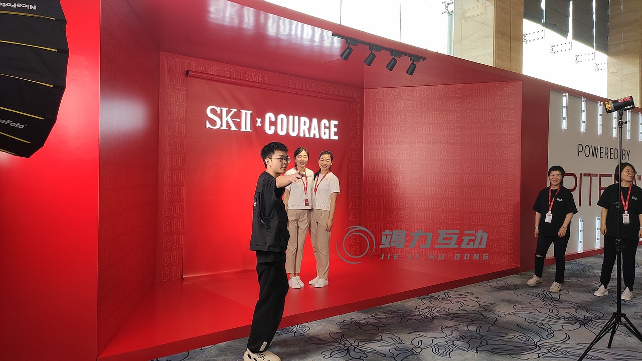 SK-2新品发布格莱美机械臂拍照