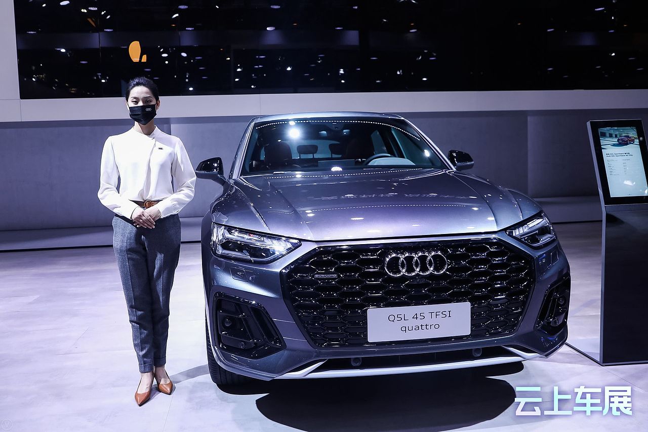 车展上的小姐姐