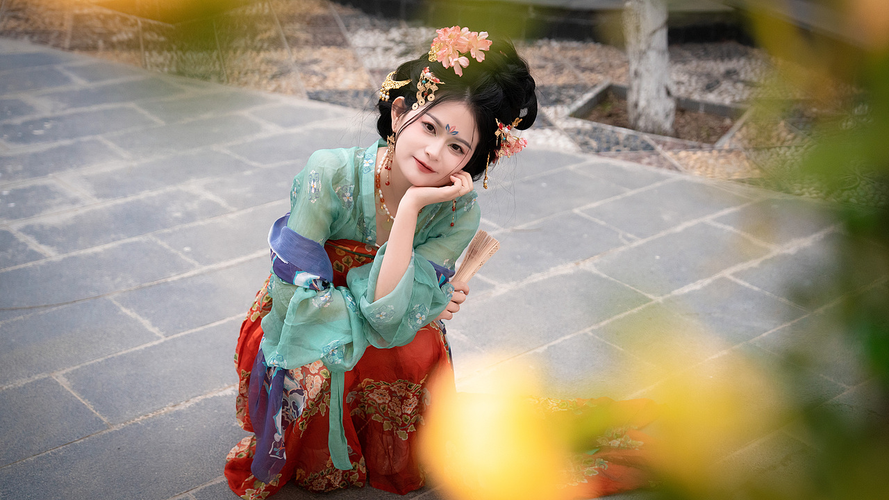 新妆出画堂,刻烛有余光 <寻春> | 汉服