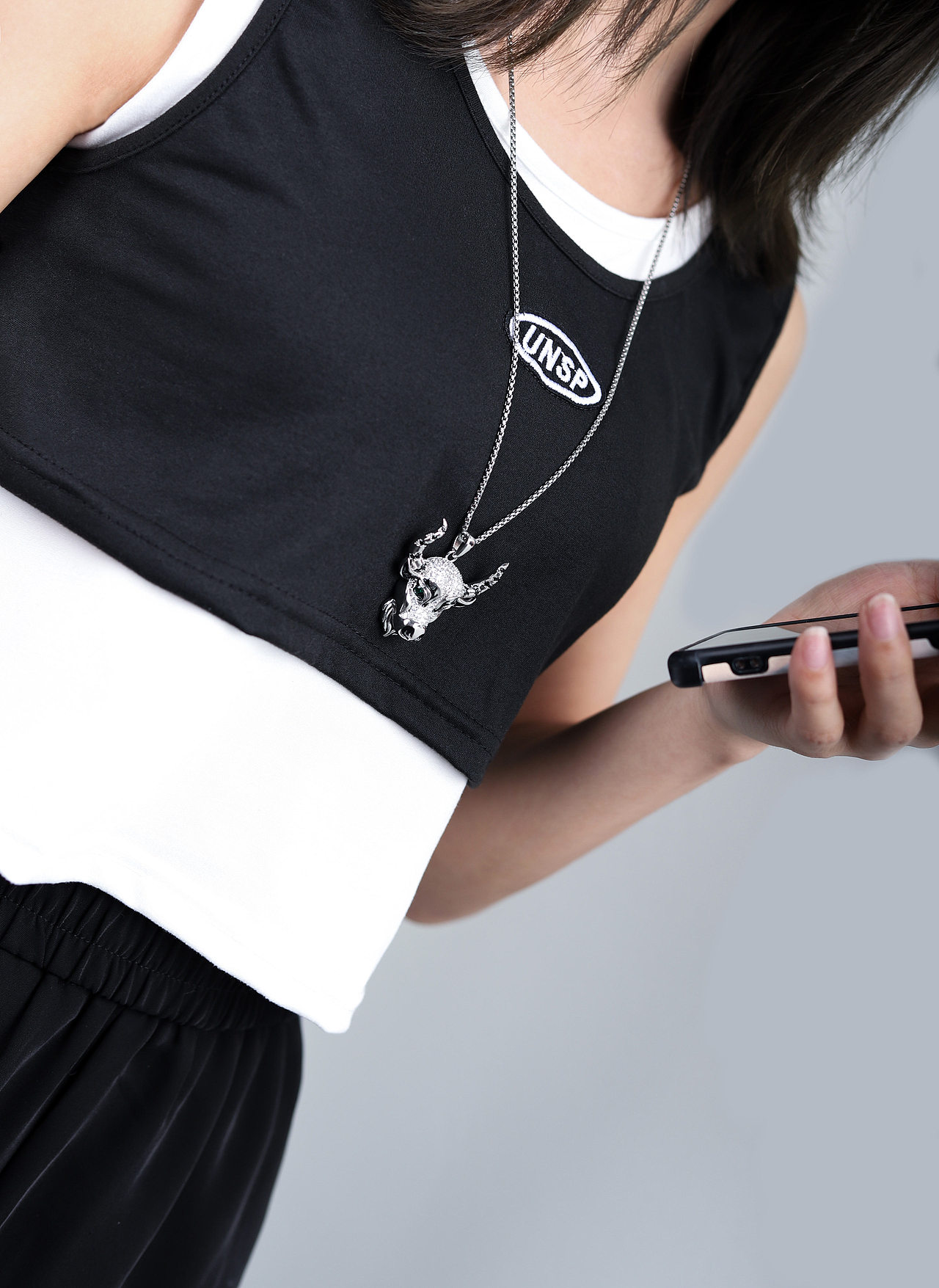 十二生肖水晶镶钻挂饰（人物拍摄）（图ZMzA5MDg4Njg4） - 产品摄影 - 站酷设计师假正经Girlirl原创素材 - 站酷ZCOOL